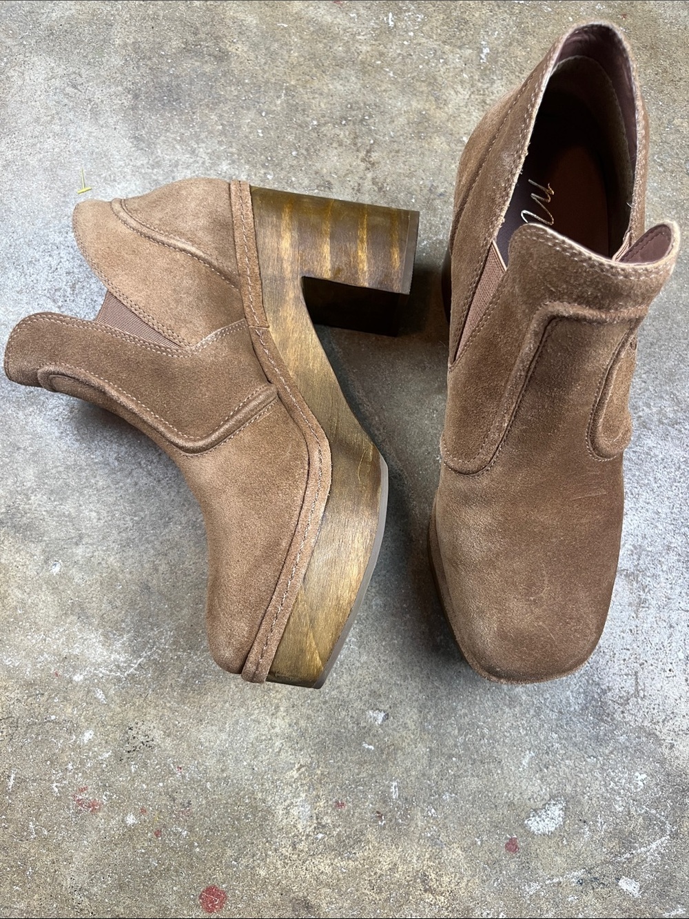 Matisse Jolie Brown Suede Platform Clog Boots
Size: 9